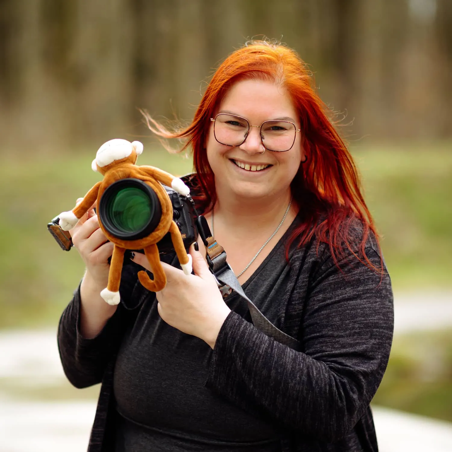 Nathalie kijkt lachend in de camera