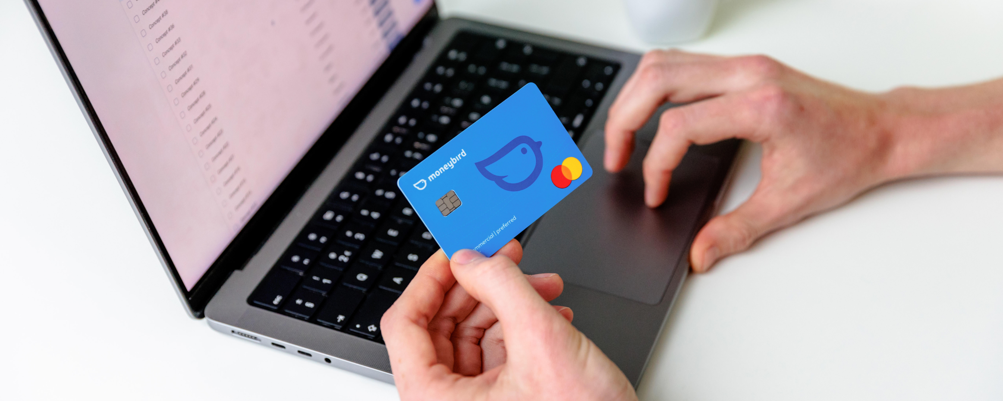 Betaalpas bij laptop met handen