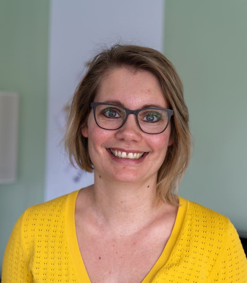 Manda kijkt lachend in de camera