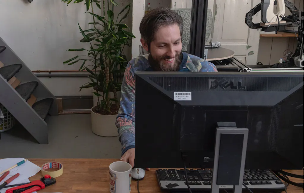 Lieven achter een computerscherm