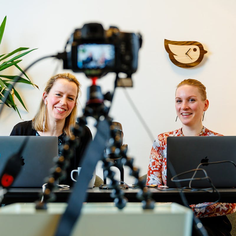 Collega's Loes en Liesbeth klaar voor een livesessie