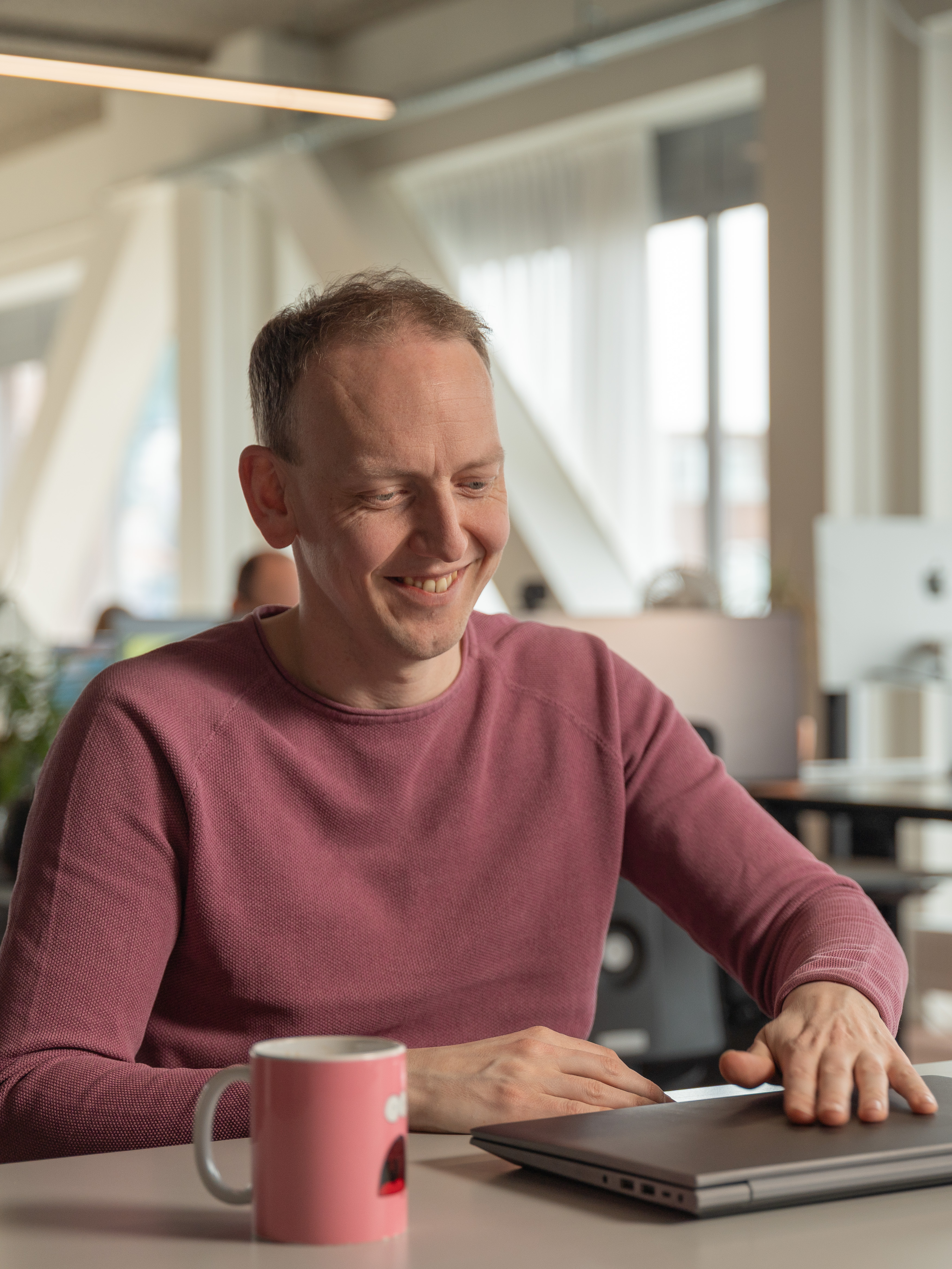 Peter klapt zijn laptop dicht