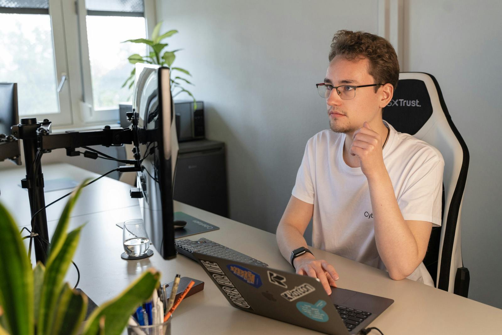 William Edwards van Cyberfusion achter zijn computer in zijn kantoor.