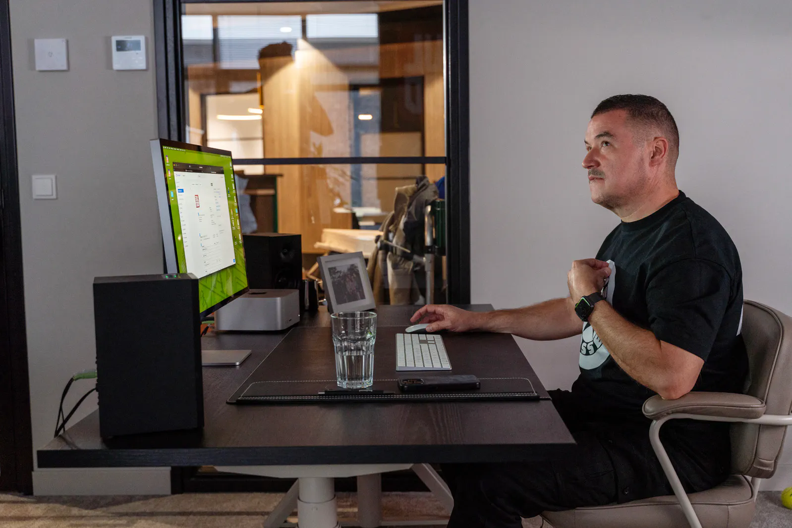 Martijn van Soulgood aan het werk in zijn kantoor