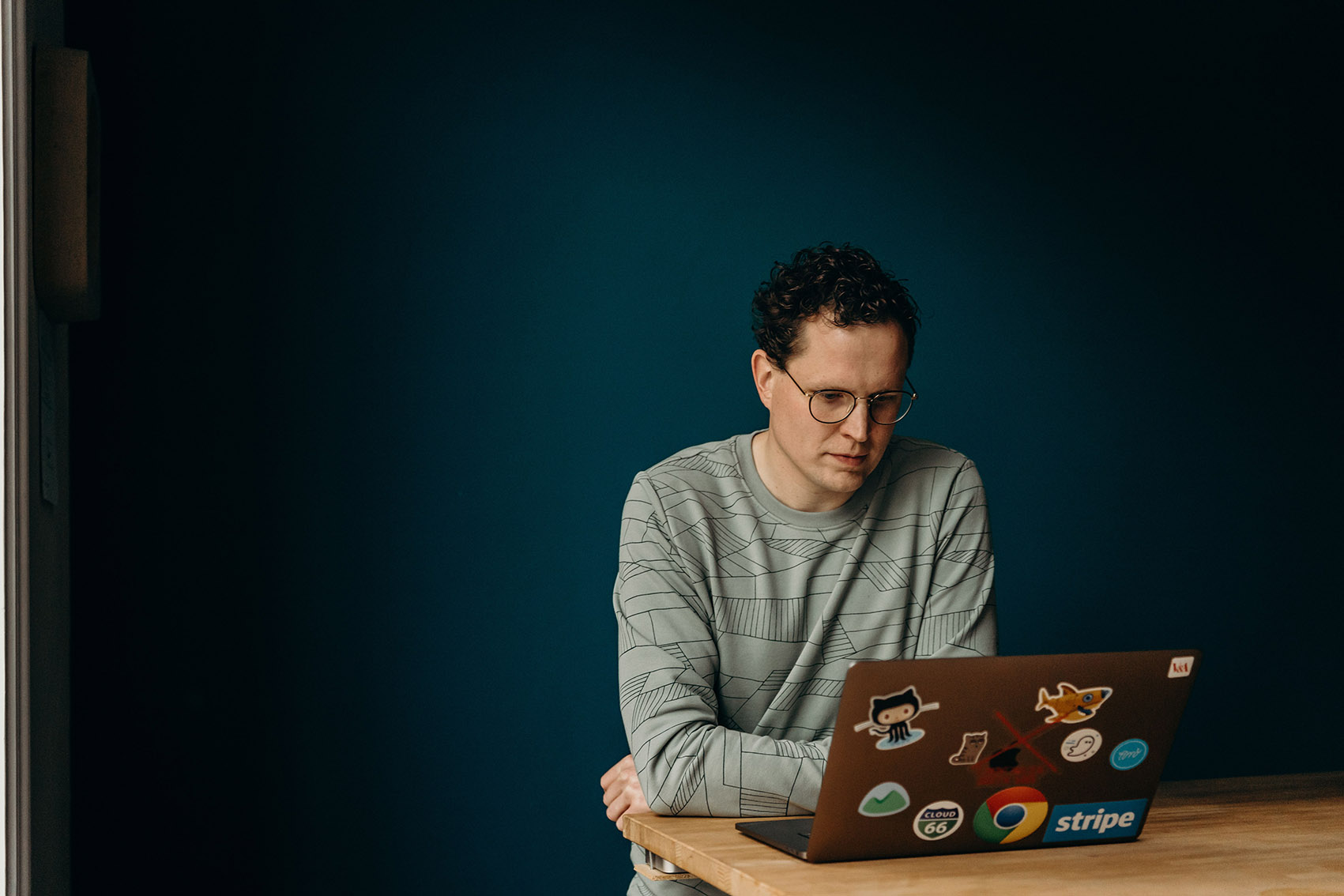 Jankees van WBSO.ai aan het werk op zijn laptop.