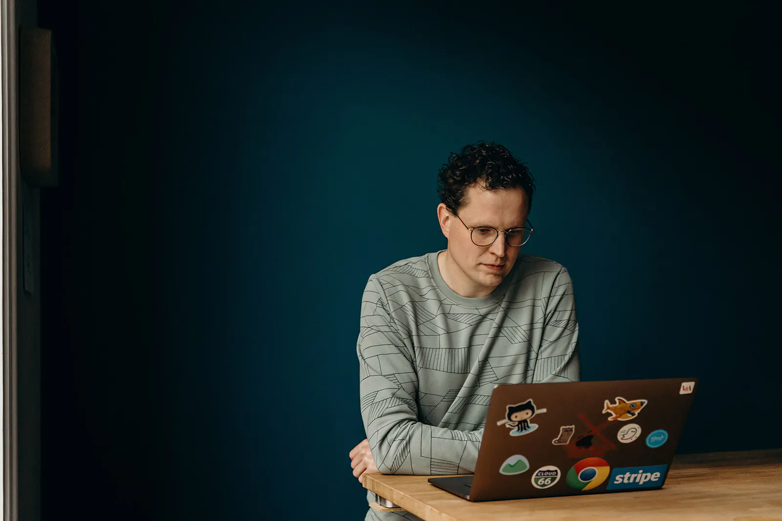 Jankee van WBSO.ai aan het werk op zijn laptop.