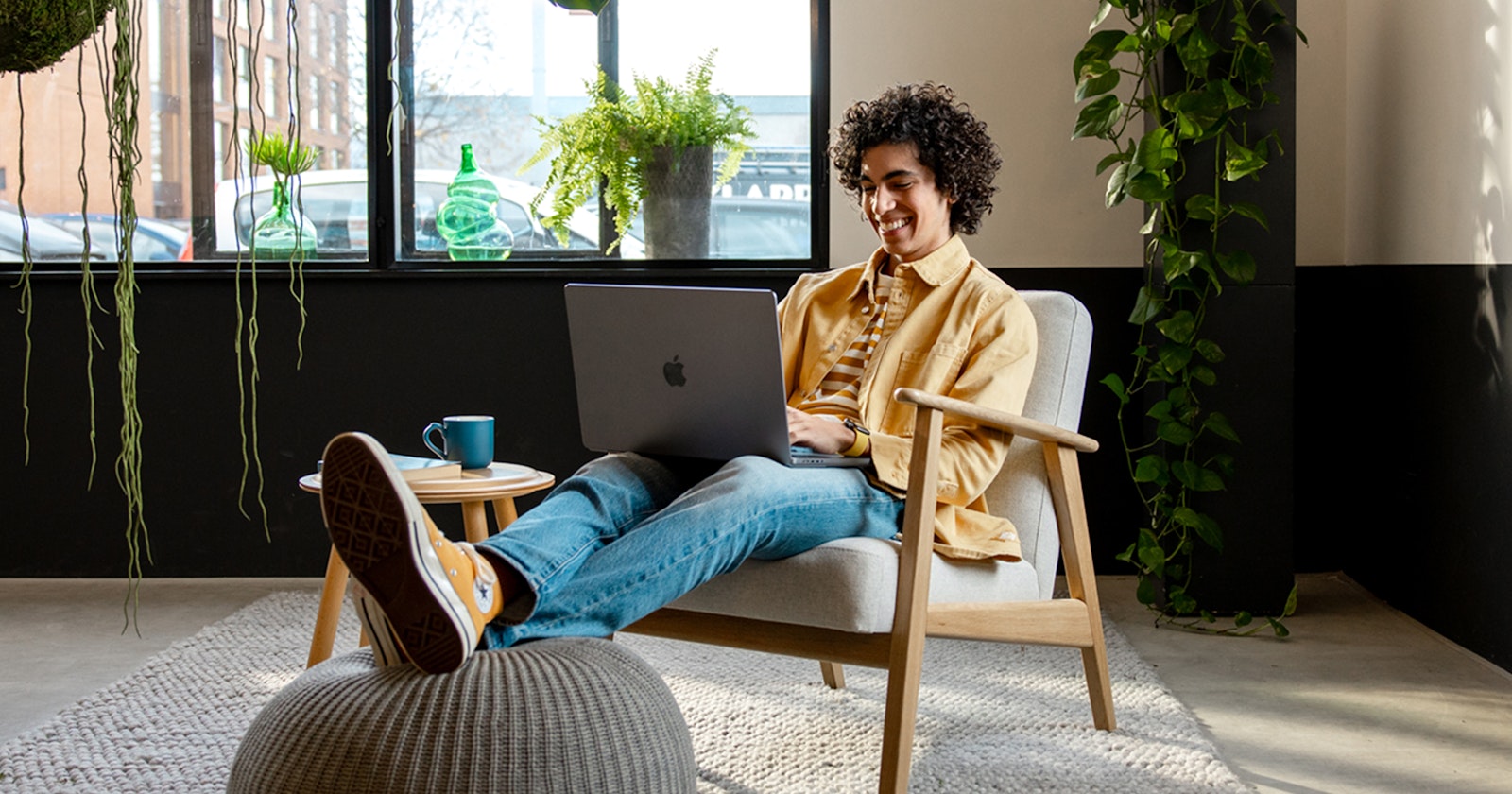 Ondernemer zit op zijn laptop comfortabel te werken