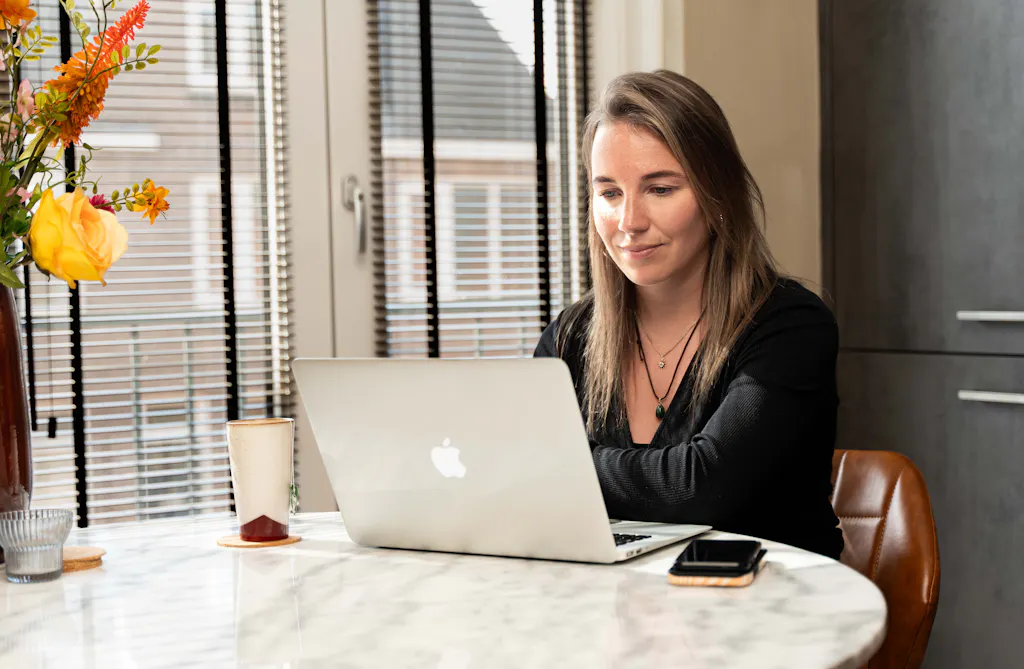 Ondernemer Esmee van Green Studio aan het werk op haar laptop