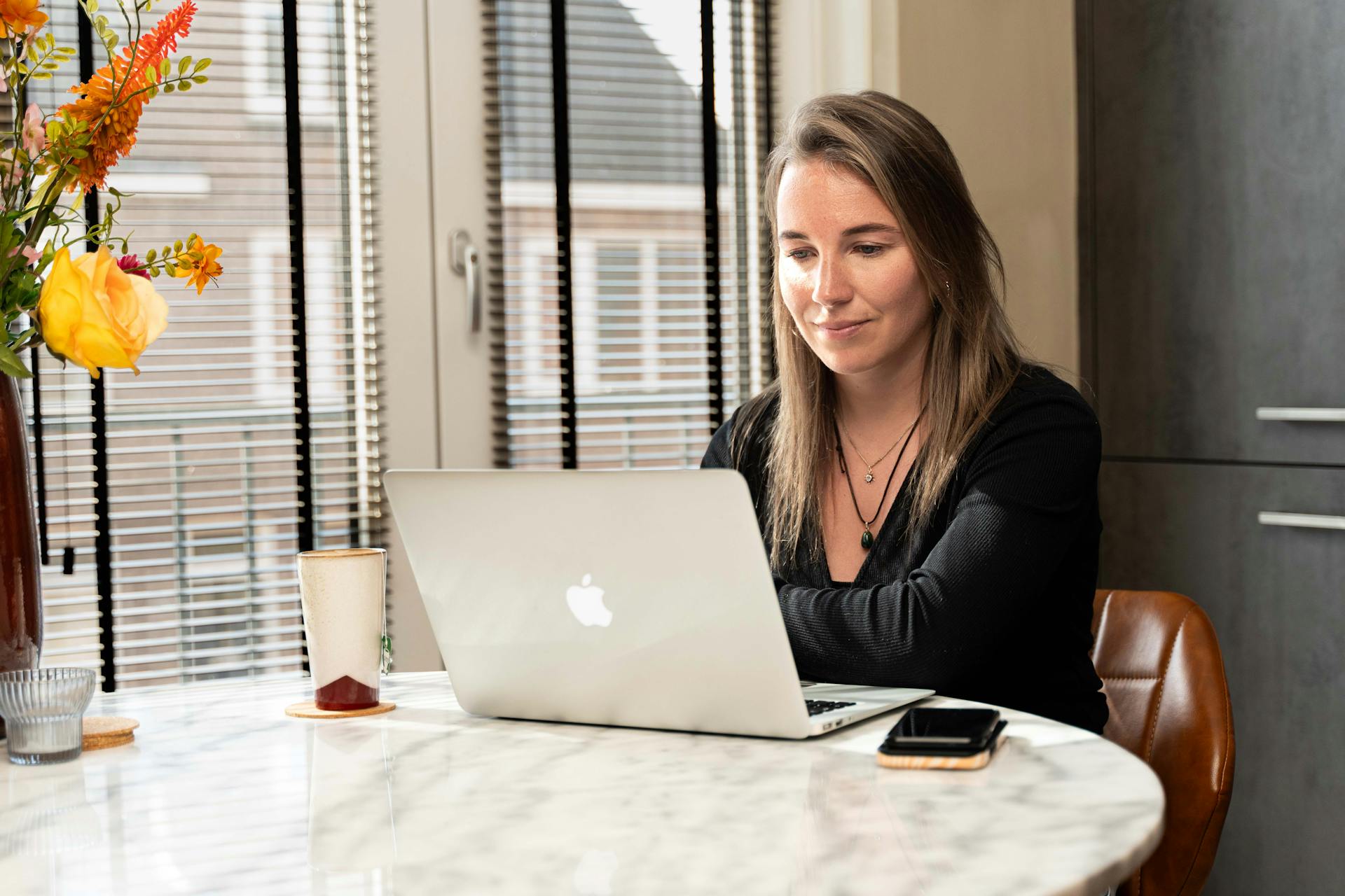Ondernemer Esmee van Green Studio aan het werk op haar laptop