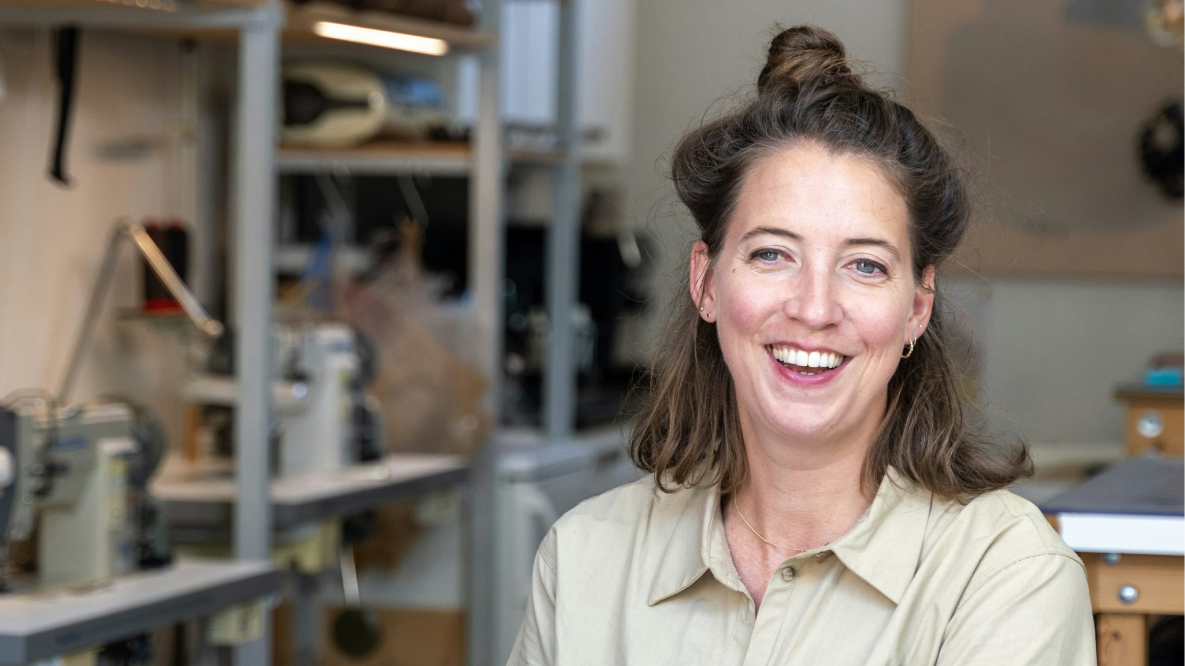 Margriet Meijer close up in Monsak-atelier
