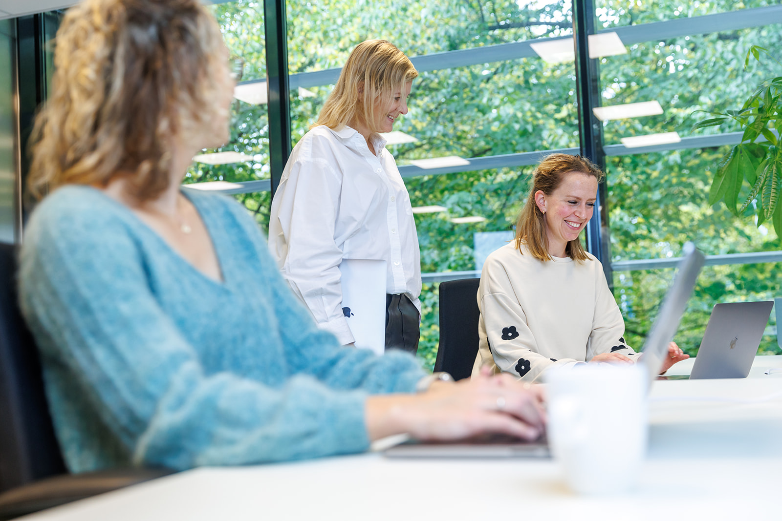 Marketing collega's achter het bureau