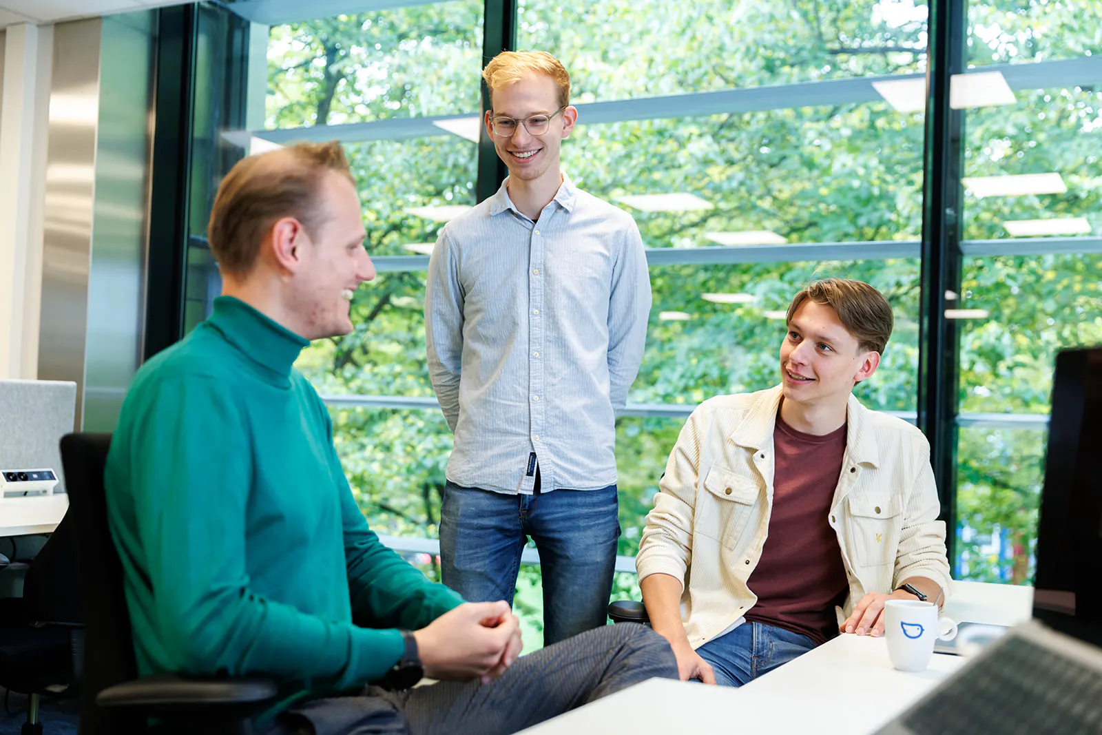 Product collega's achter bureau