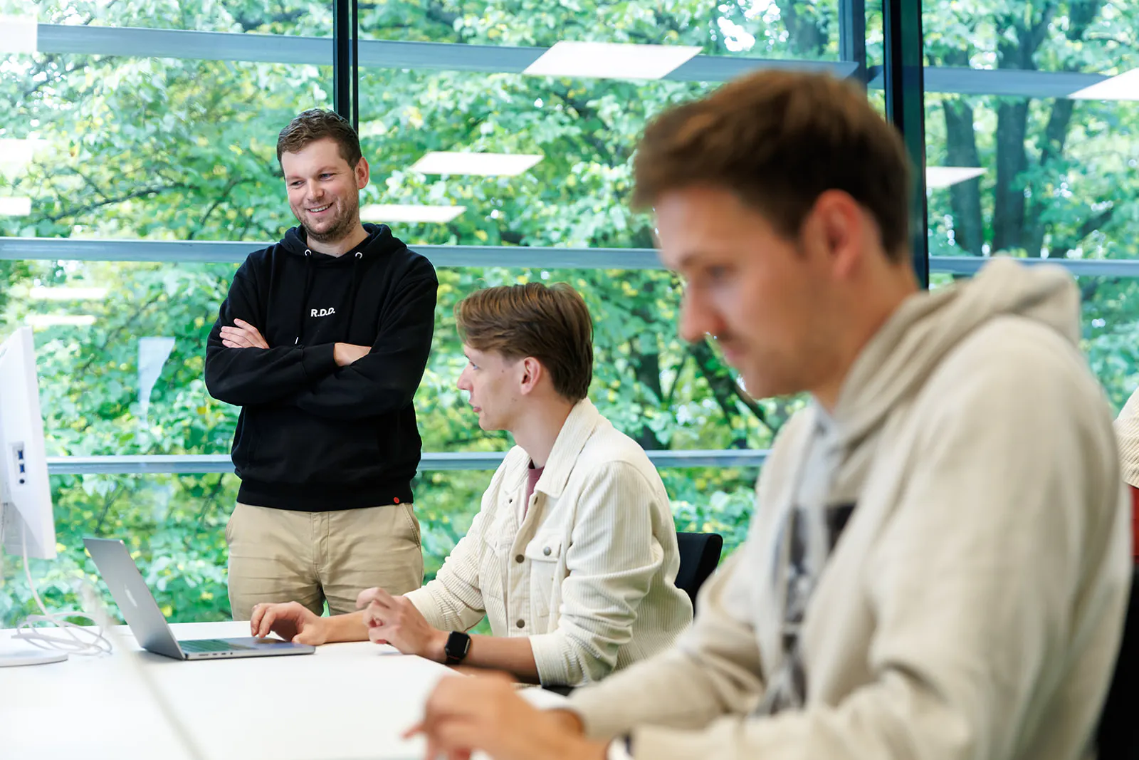 Product collega's achter bureau