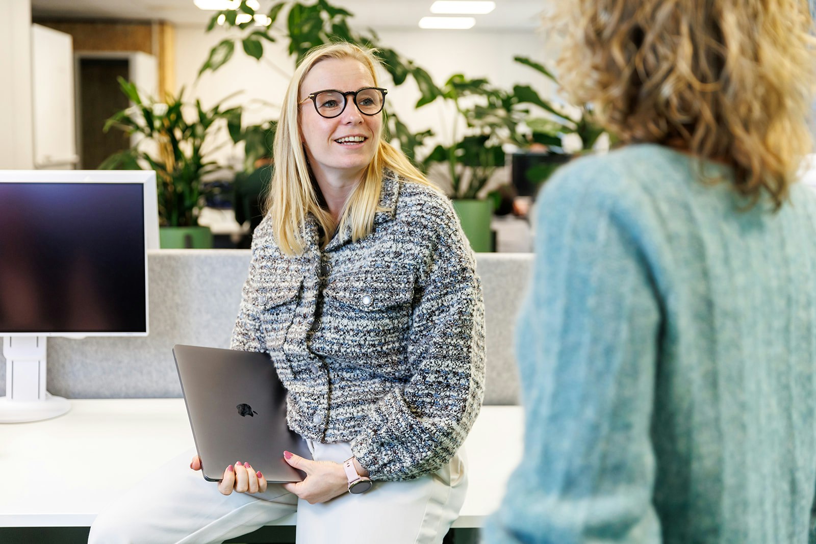 Twee collega's op de werkvloer