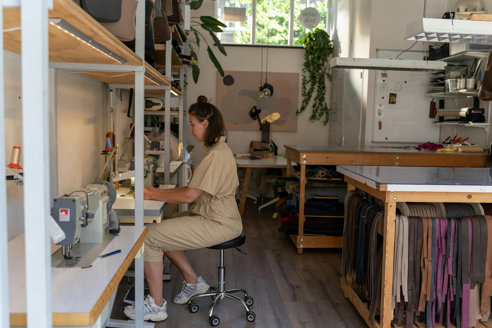 Margriet Meijer, ondernemer en Moneybird-gebruiker achter de naaimachine