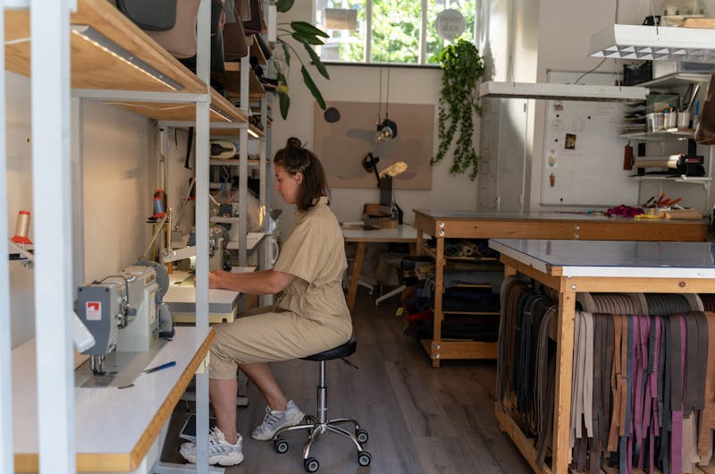 Margriet Meijer, ondernemer en Moneybird-gebruiker achter de naaimachine