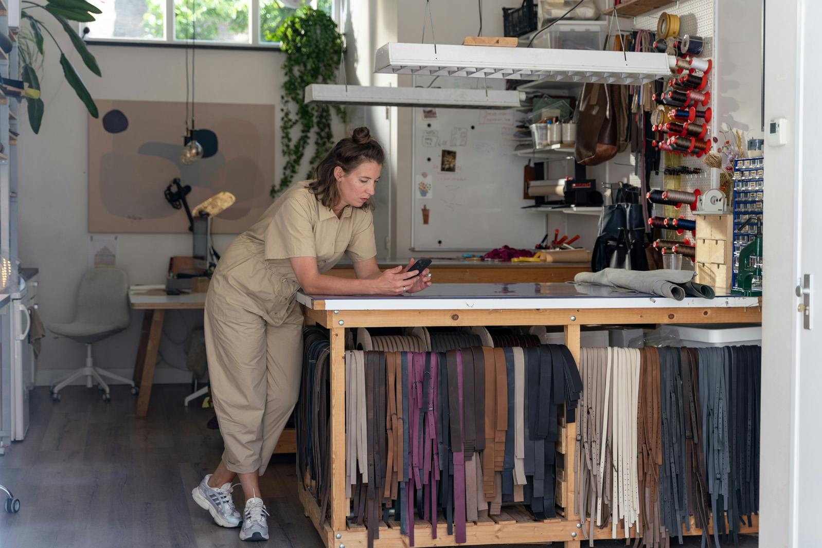 Margriet Meijer werkt haar administratie in Moneybird bij op haar telefoon