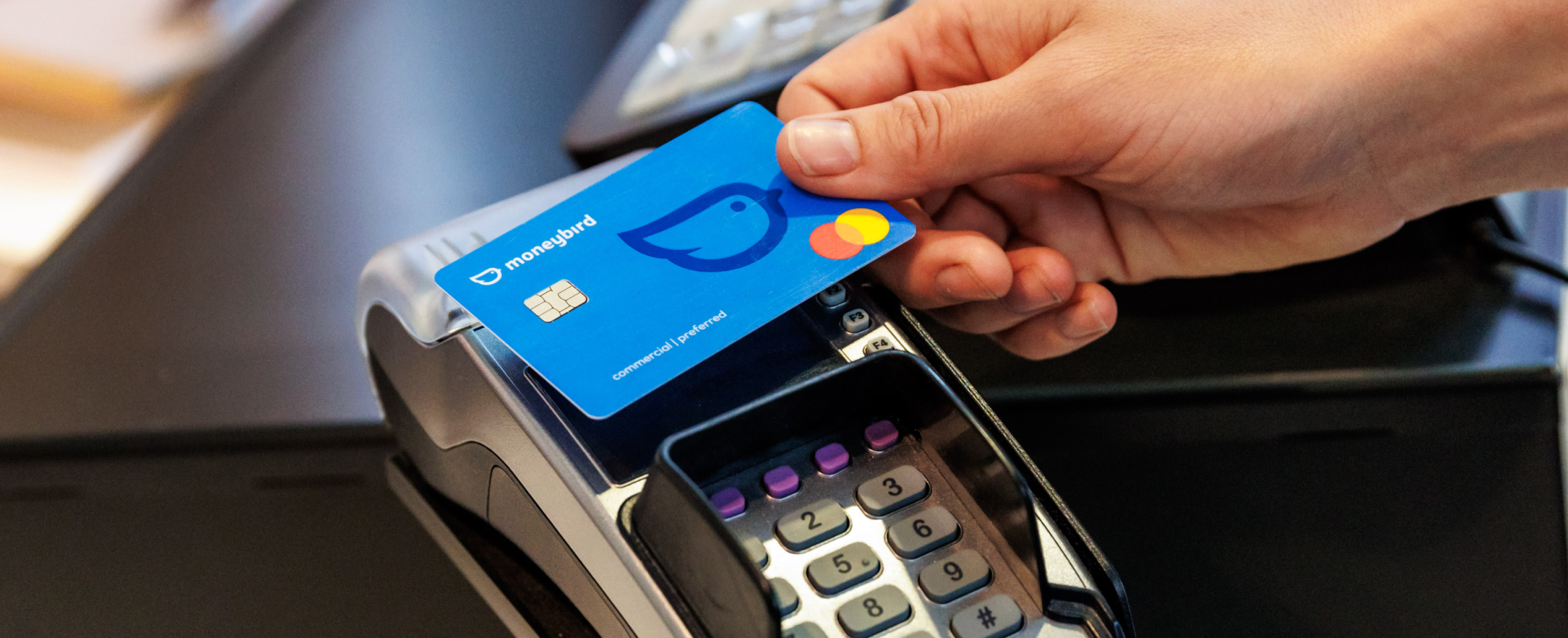 Betaalpas bij pinautomaat met hand