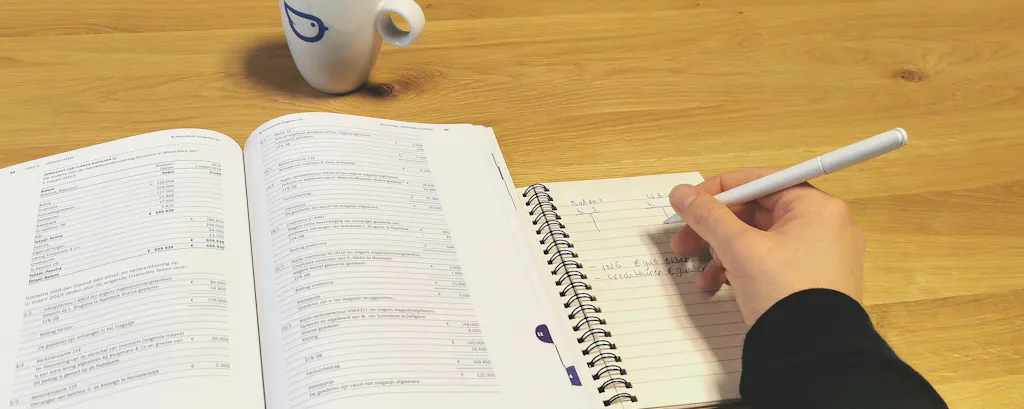 hand bij boek boekhoudcursus Bedrijfsadministratie in Excel