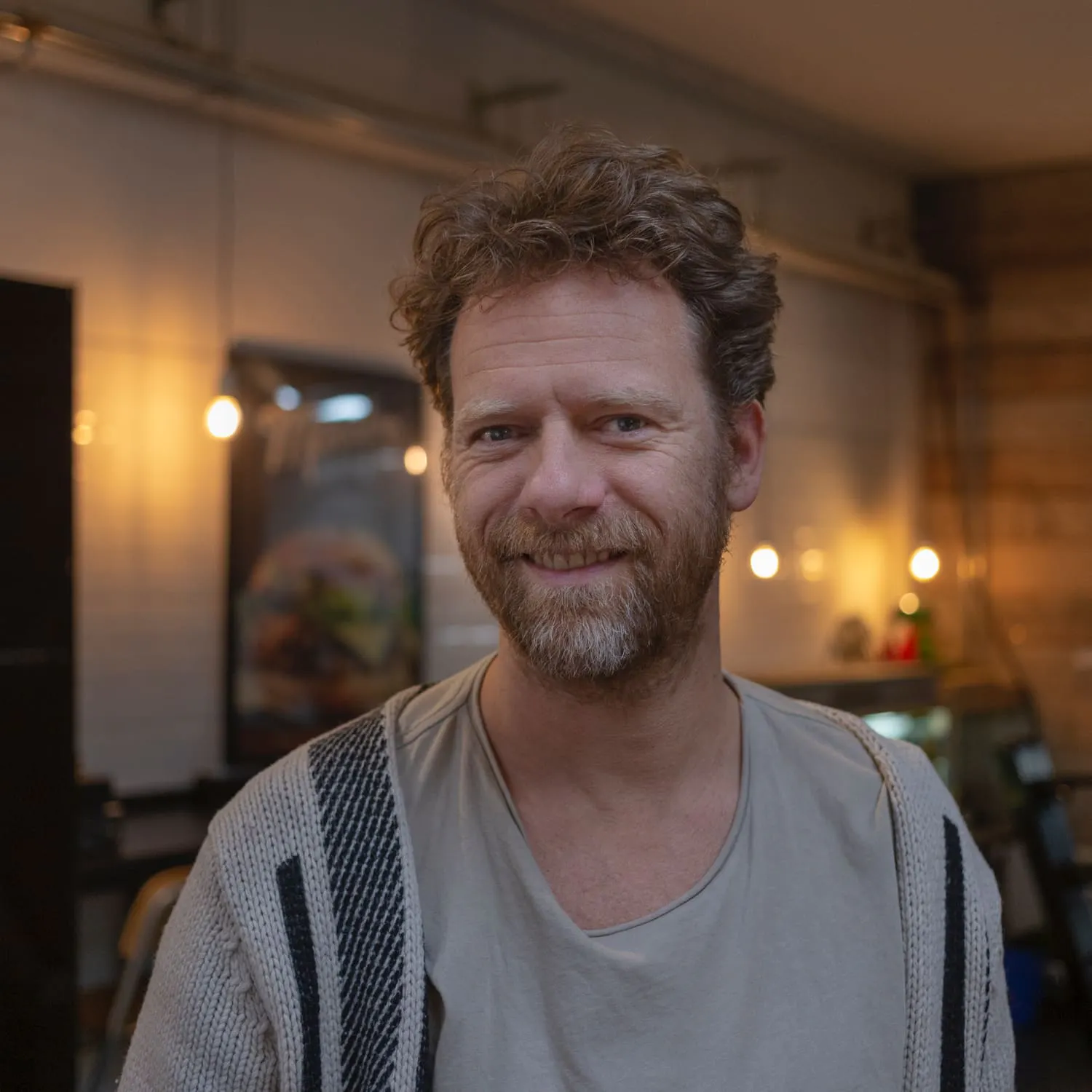 Pim kijkt lachend in de camera
