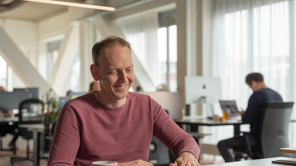Peter achter zijn laptop