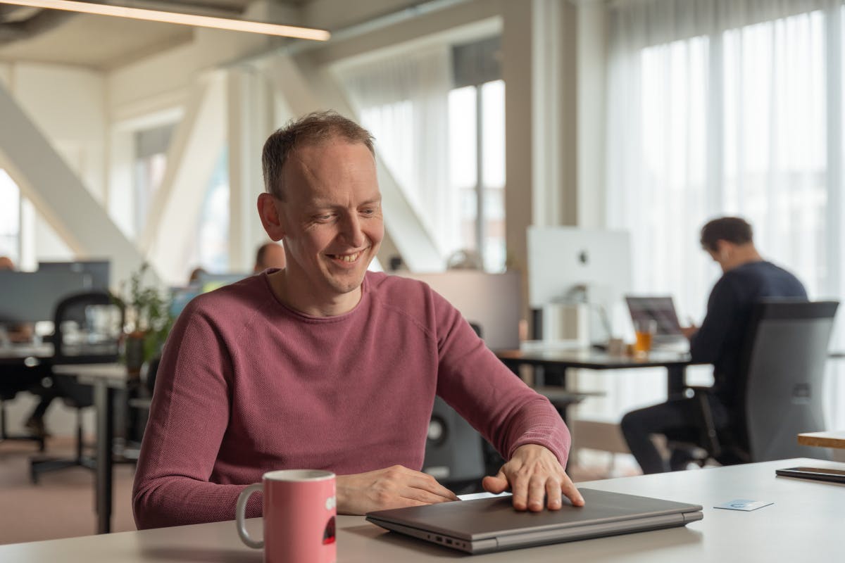 Peter achter zijn laptop
