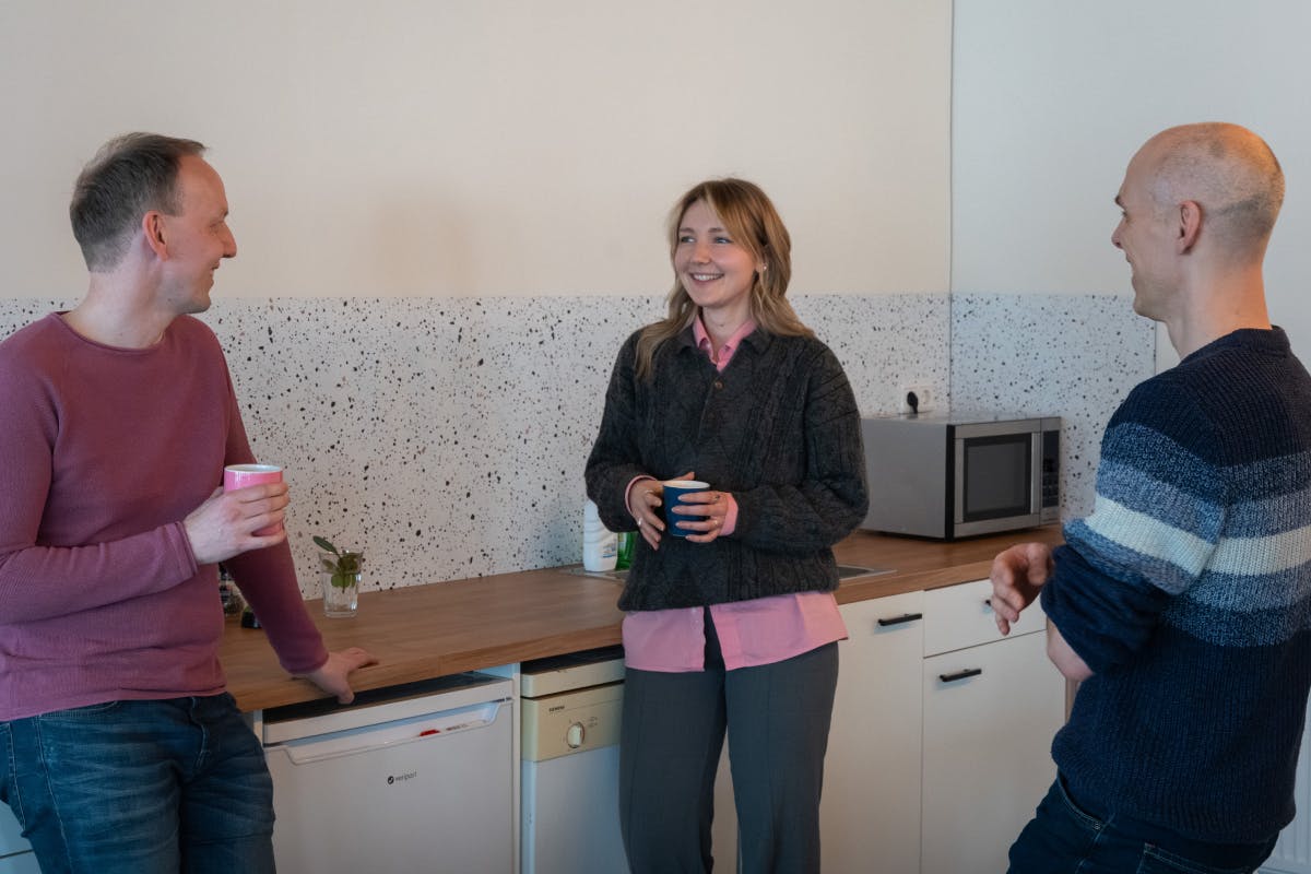 Peter en ondernemers in de keuken met een kop koffie