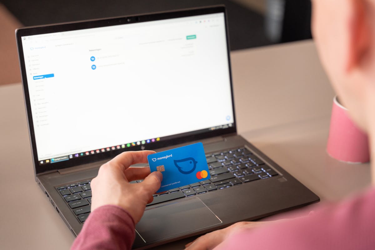 Moneybird betaalpas en laptop