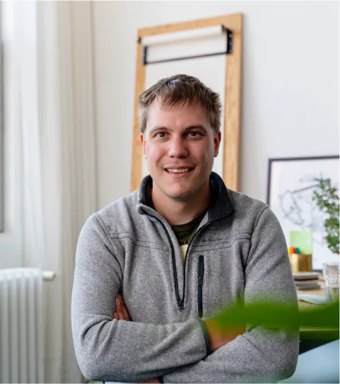 Wouter kijkt lachend in de camera