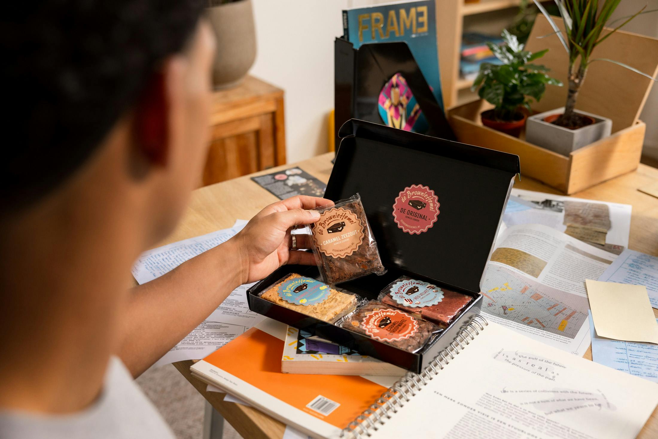 Tijdens de campagne opnames worden er brownies van de Browniehemel gegeten voor wat extra energie