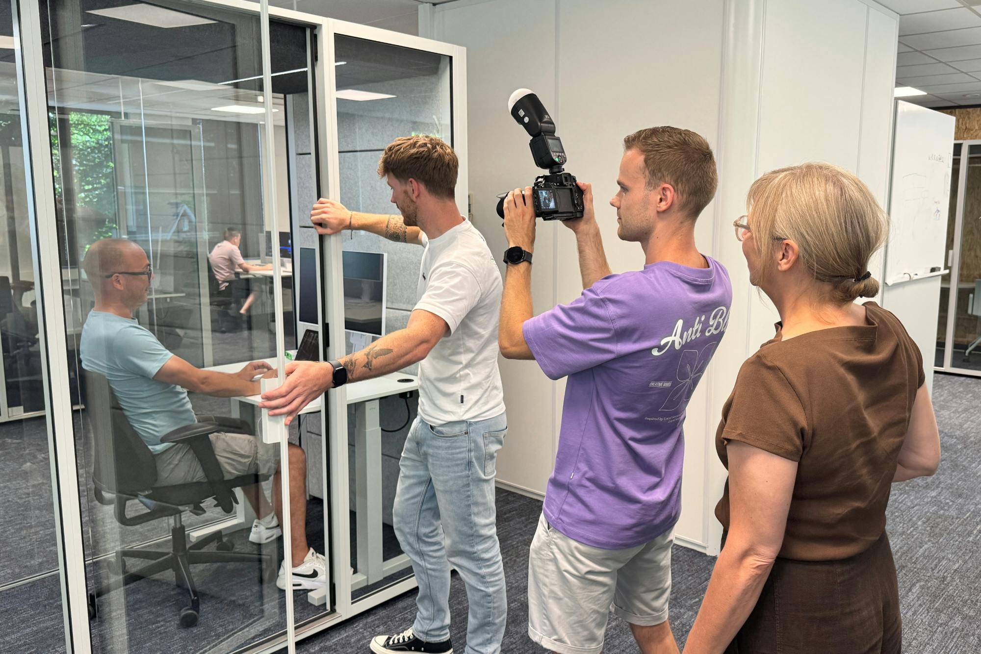 Indra geeft cursus aan twee collega's bij Moneybird