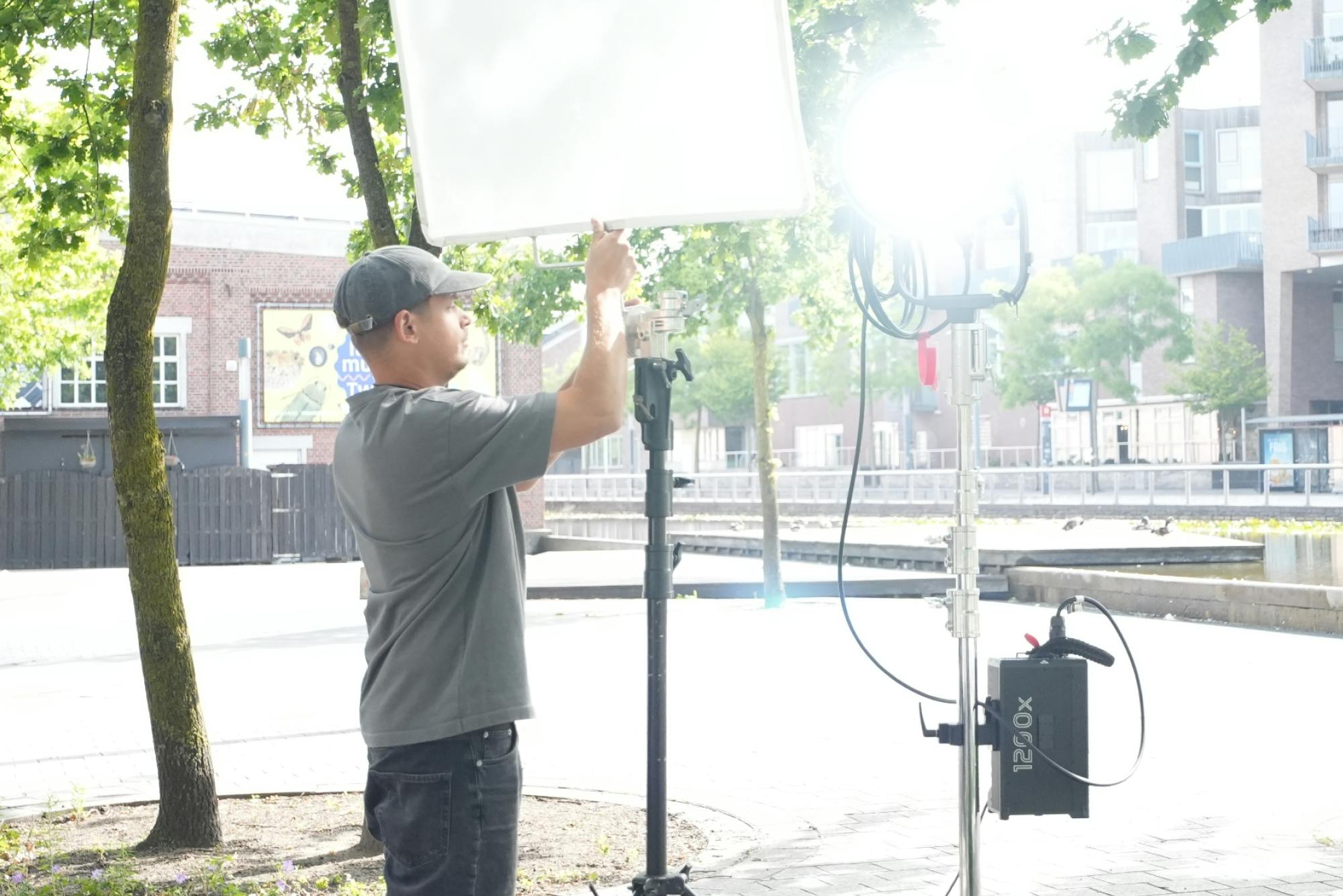 Jules die het licht regelt tijdens een draaidag voor de Moneybird campagne