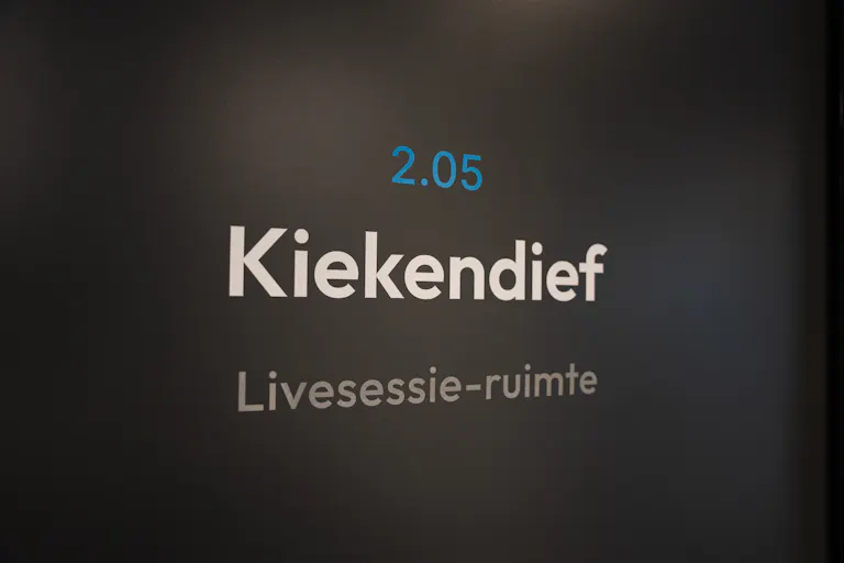 Deur bestickering van Duotone