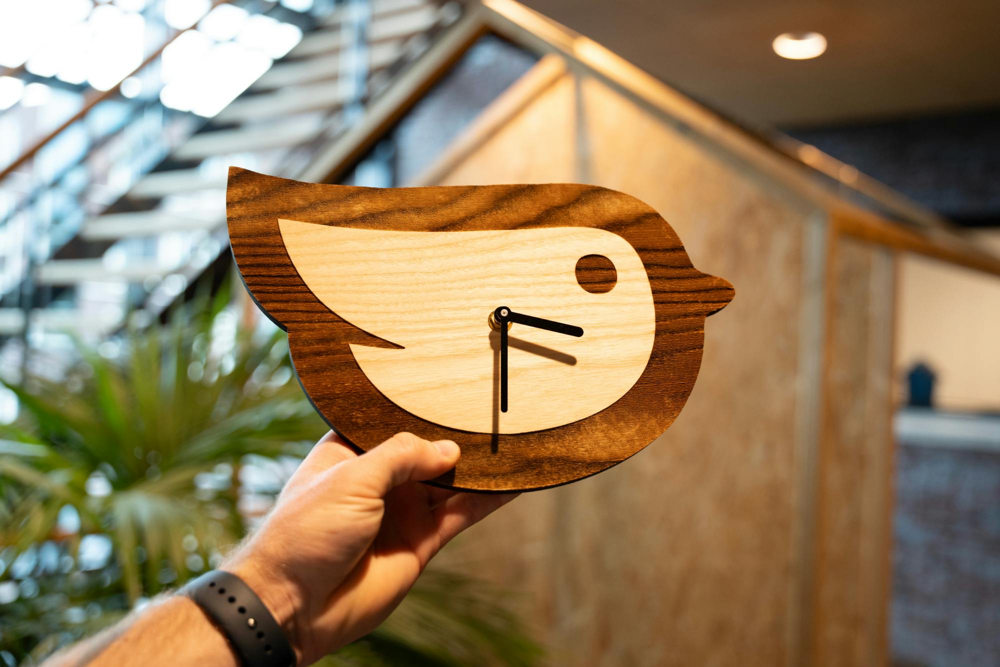 Klok in de vorm van het Moneybird logo, gemaakt door Binthout