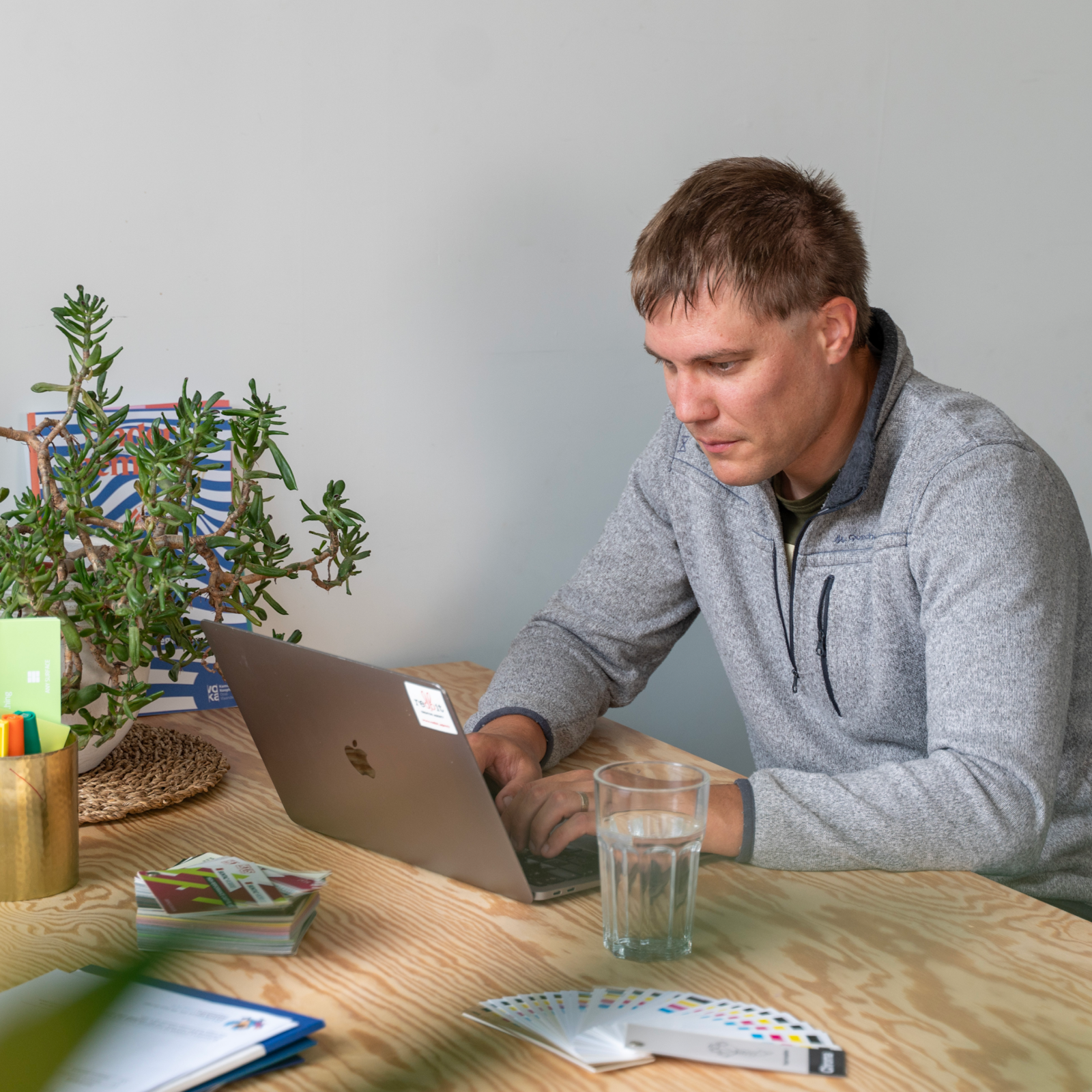 Wouter aan het werk achter zijn computer