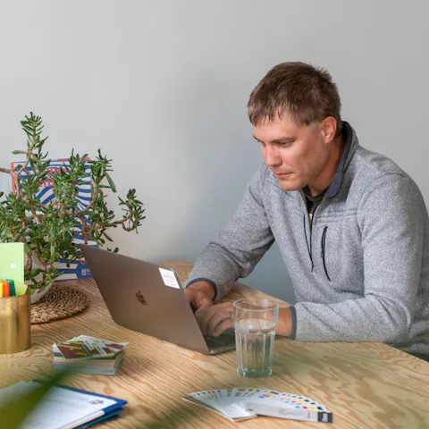 Wouter aan het werk achter zijn computer