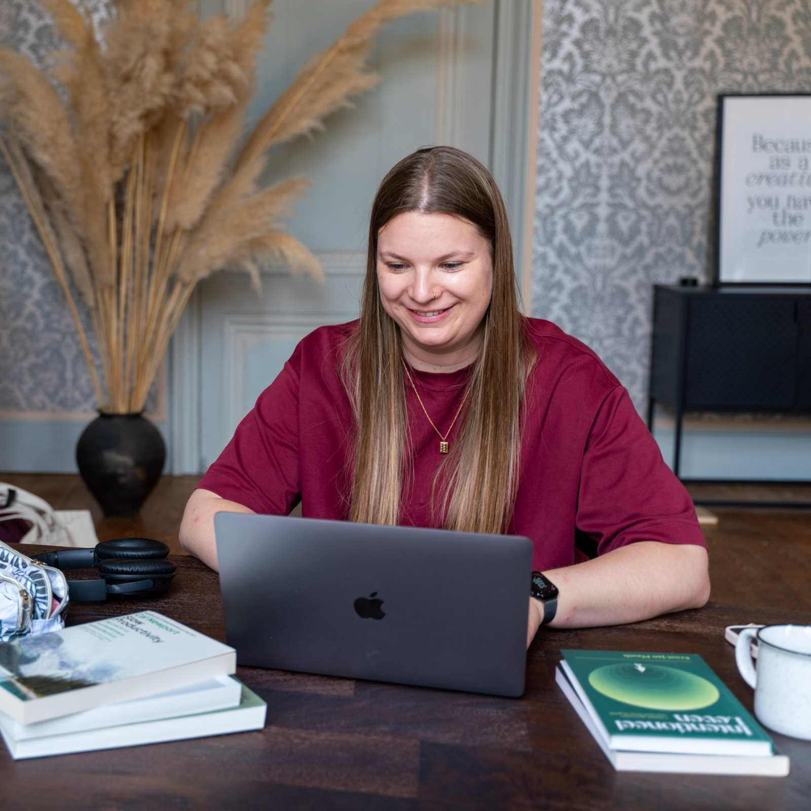 Willeke aan het werk achter haar computer