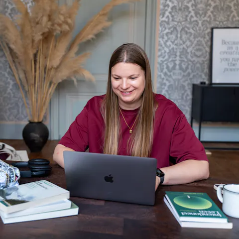 Willeke aan het werk achter haar computer