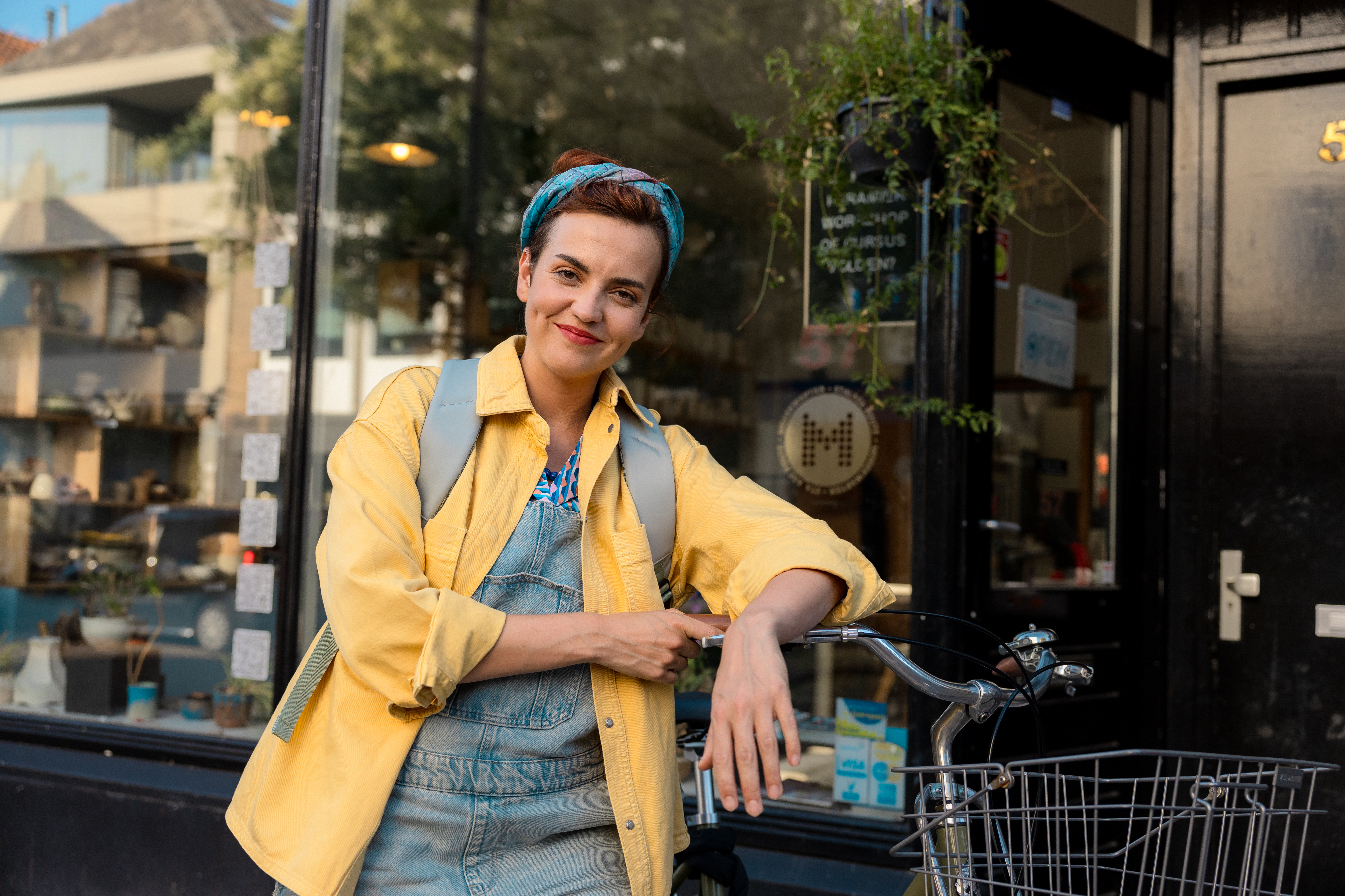 Actrice Davida poseert voor de camera tijdens de campagne shoot voor Moneybird