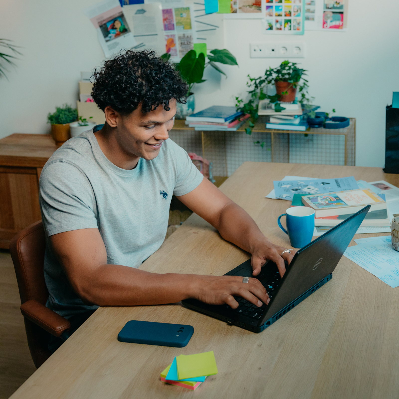 Mees aan zijn bureau achter zijn laptop