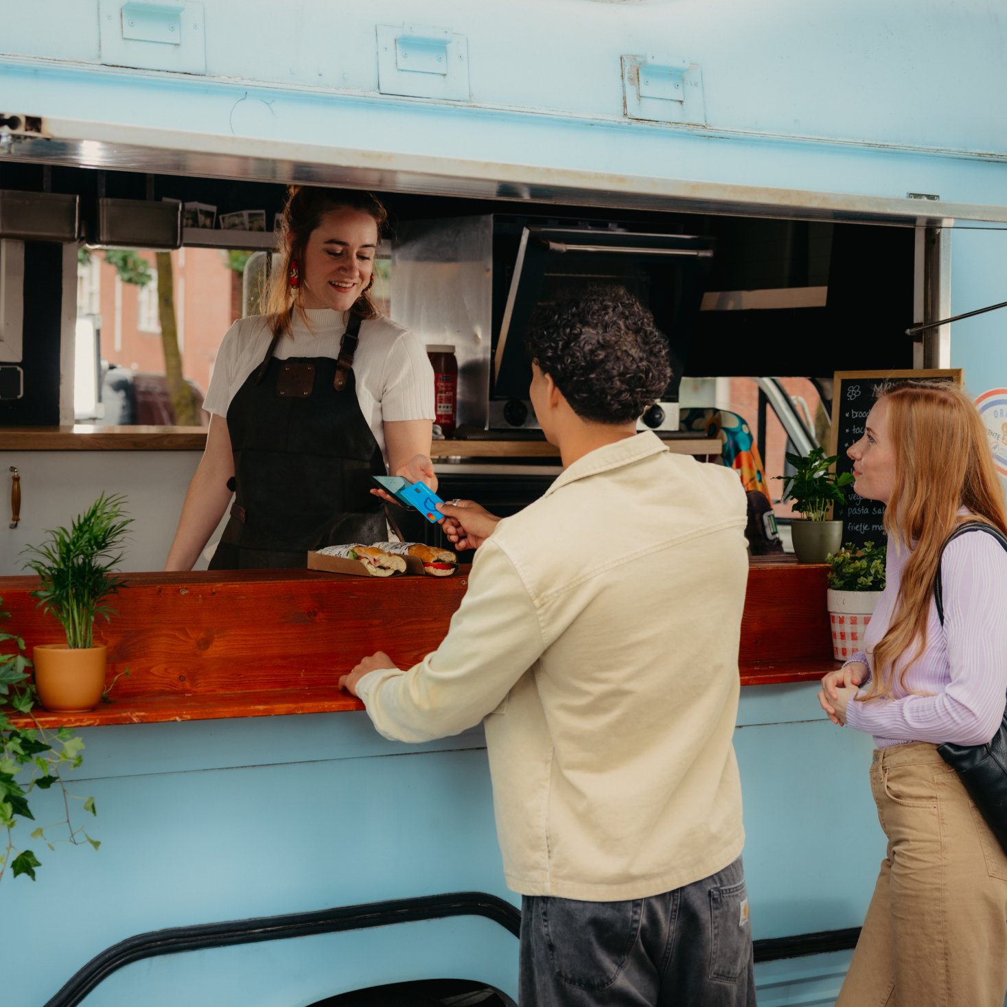 Mees betaald bij een foodtruck met zijn Moneybird bankpas