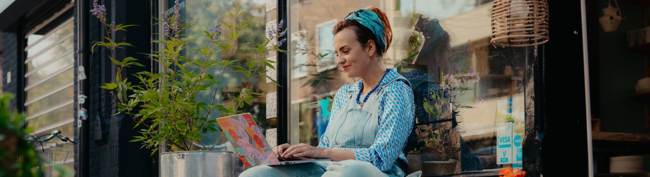 Merel op laptop voor haar winkel