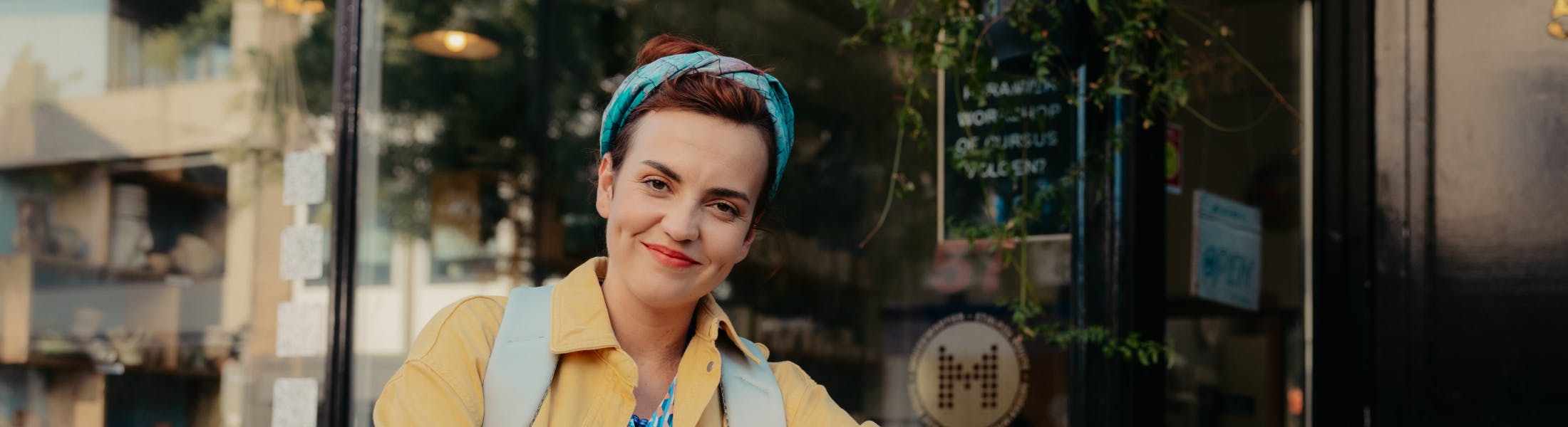 Merel kijkt lachend in de camera