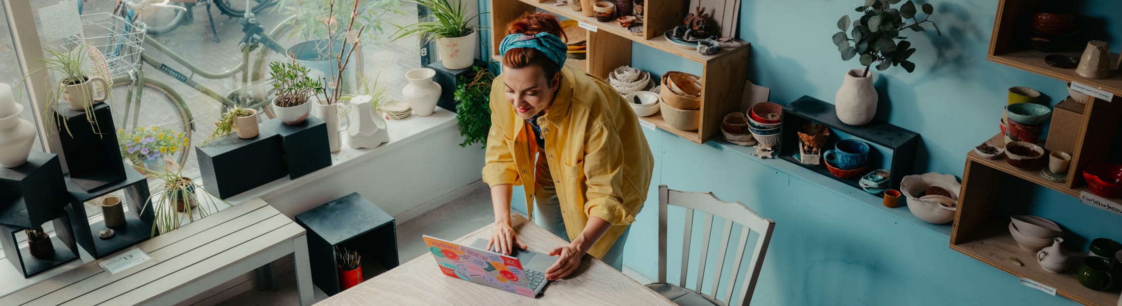 Merel op laptop in haar winkel