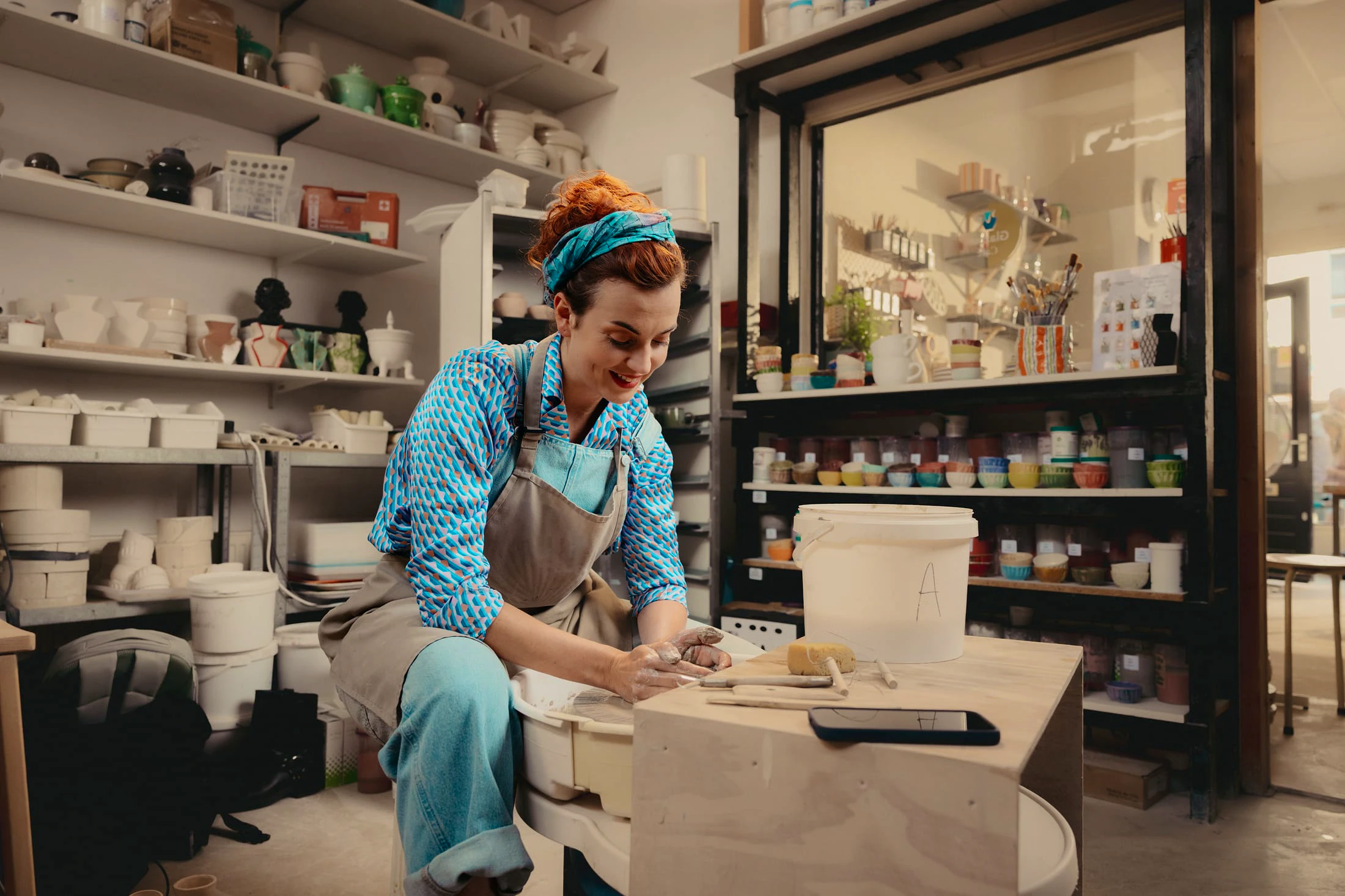 Merel aan het pottenbakken