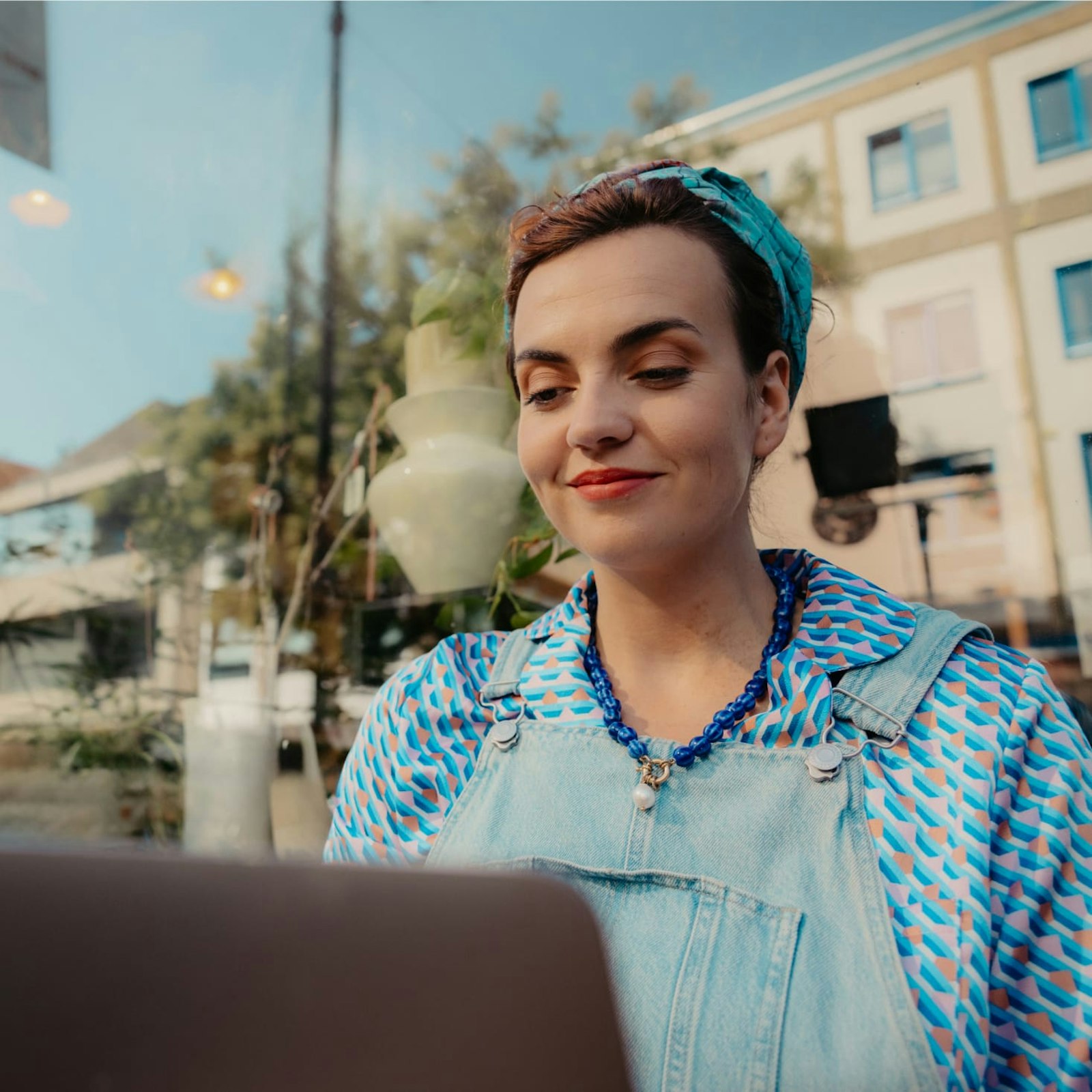 Merel achter laptop voor haar winkel