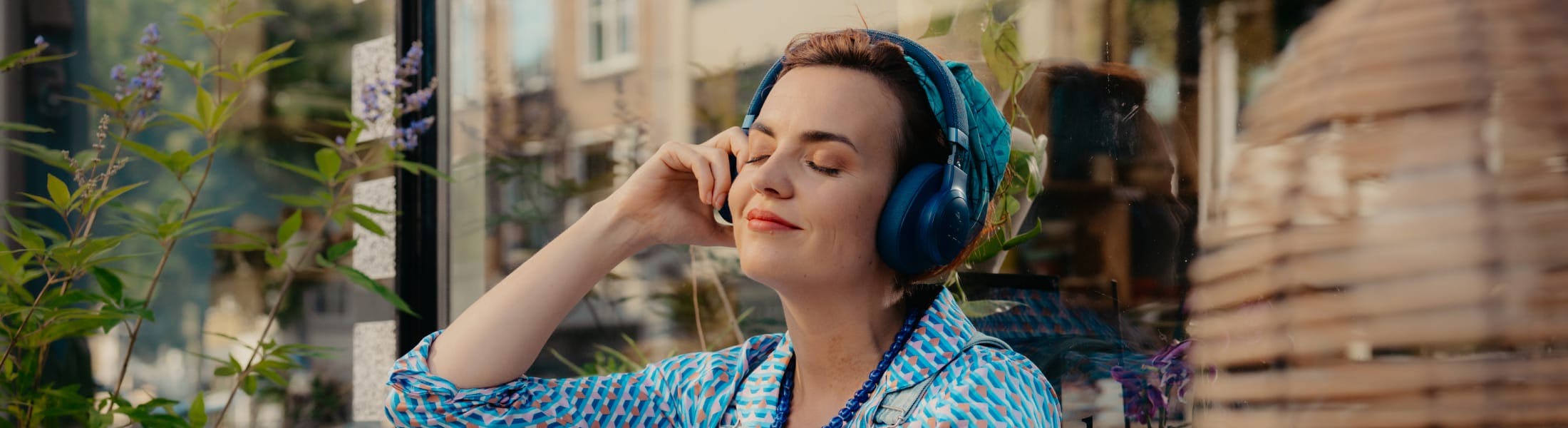 Merel met koptelefoon op en ogen dicht