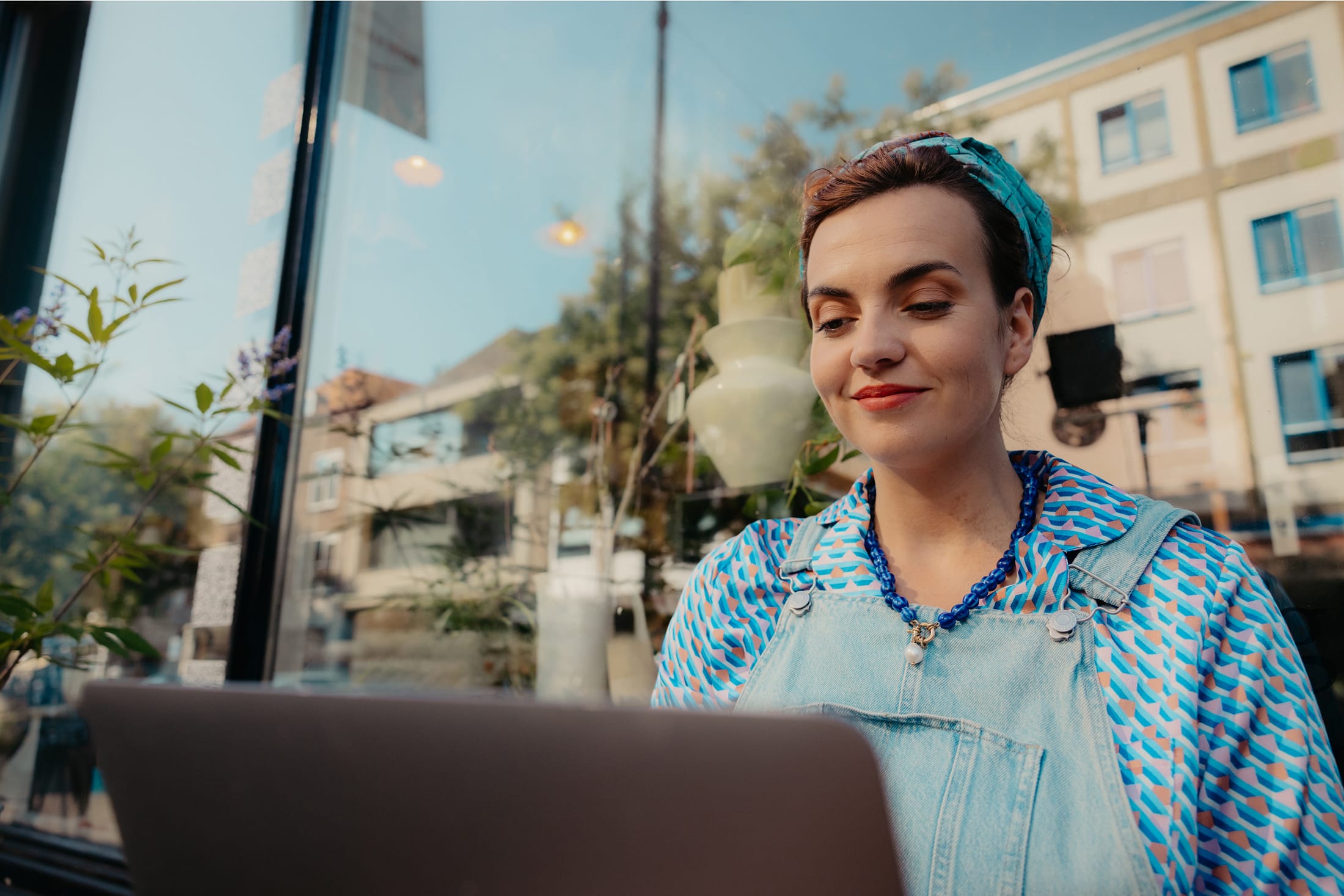 Merel achter laptop voor haar winkel