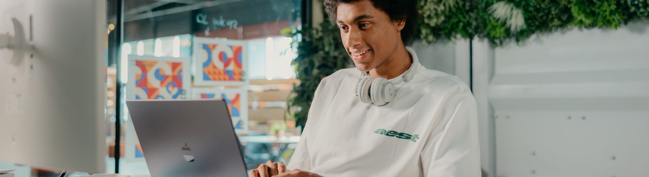 Matthieu zit achter zijn laptop