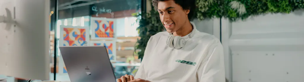 Matthieu zit achter zijn laptop